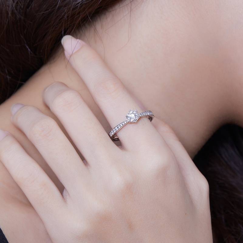 微镶灵动S925银镀白金莫桑钻女戒50分D级